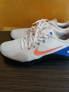 Nike Men’s White Training Shoes with Coral Swoosh